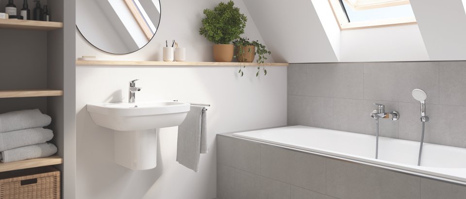 GROHE Eurosmart robinet de lavabo en chrome dans une salle de bain grise