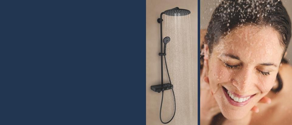 Een dame die geniet van haar douche en een GROHE douchesysteem in matzwart.