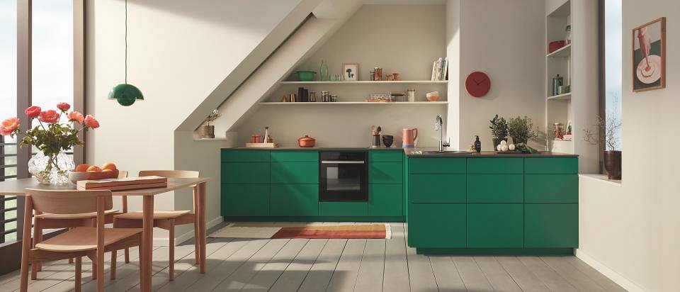 moderne keuken met groene keukenkasten en GROHE Baulines professionele krane