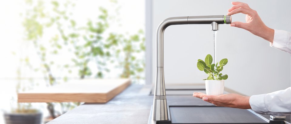 GROHE Zedra robinet de cuisine en chrome avec SmartControl pour un contrôle précis pour arroser les plantes