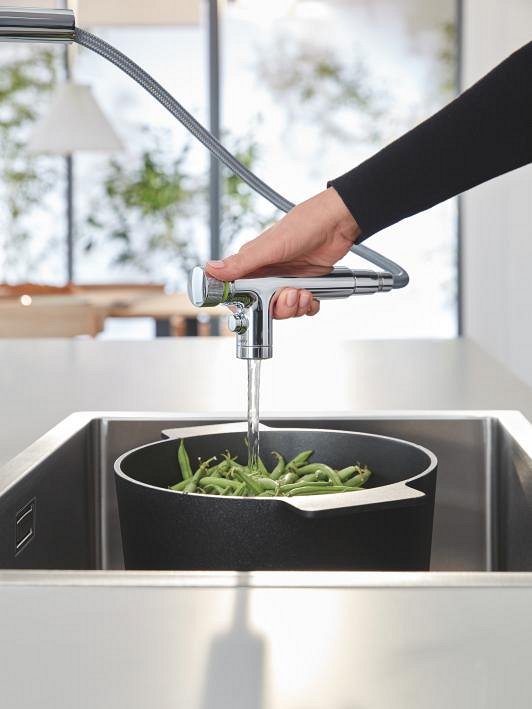 hand using a GROHE smartcontrol mixer tap