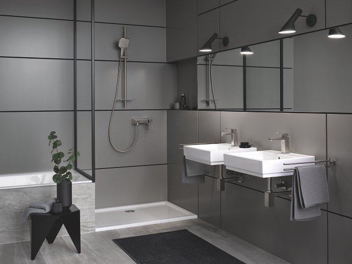 moderne badkamer met krasvaste, acryl douchebak 