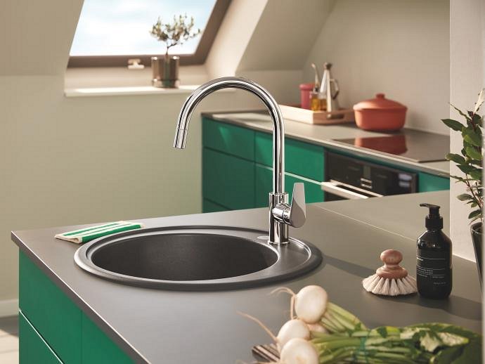 крупним планом сучасна кухонна мийка, обладнана професійним краном GROHE Bau
