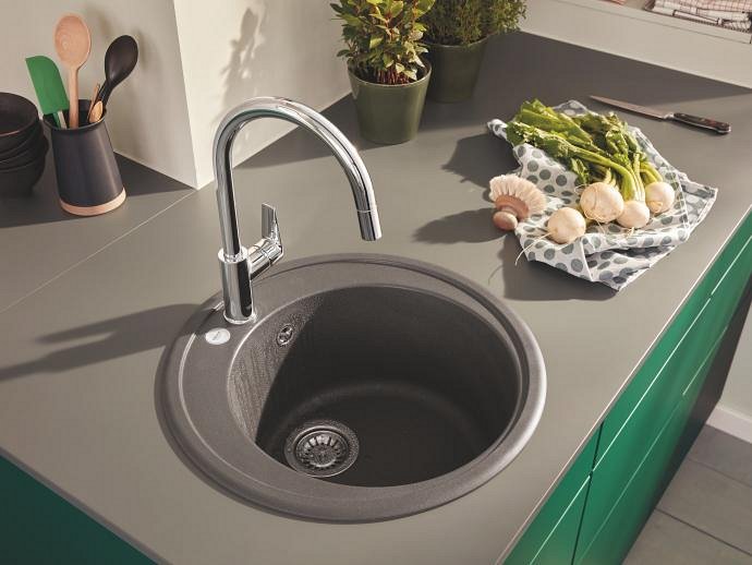 close up of round kitchen sink equipped with GROHE Baulines professional tap