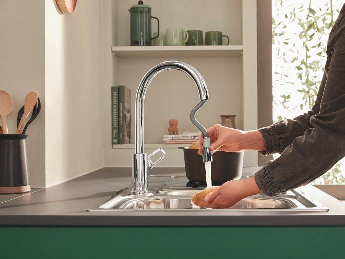 person cleaning vegetables with GROHE Baulines professional tap
