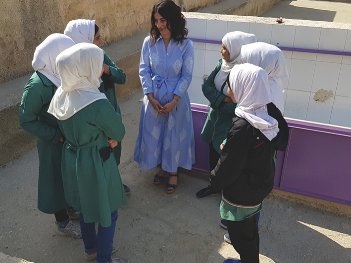 Lina Varytimidou, GROHE Director of PR and Communications für den Mittleren Osten, Afrika und das östliche Mittelmeer, mit Schülerinnen der Al Juwaida High-School für Mädchen in Amman, Jordanien.