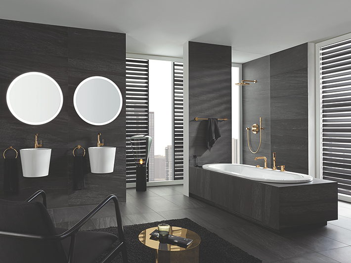 Een GROHE badkamer kraan in goud geplaatst in een complete badkamer in kleur
