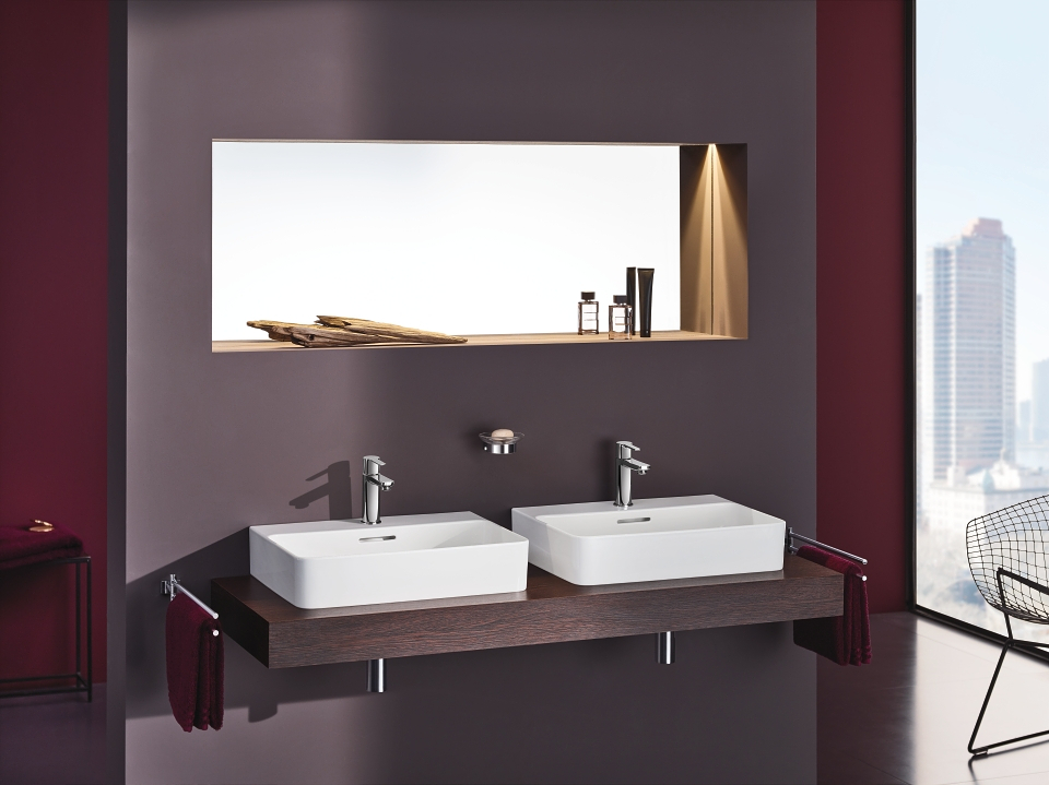 Deux lavabos avec GROHE Lineare robinet de lavabo XS en chrome