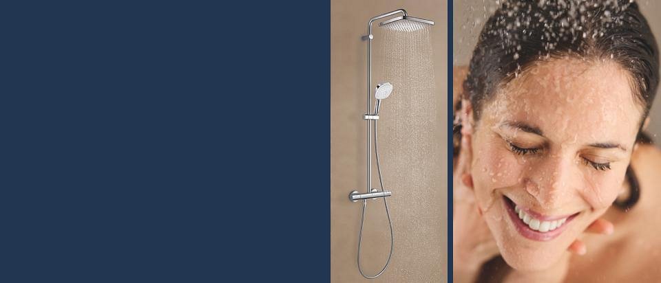 Eine Frau duscht genussvoll mit einer GROHE Brause in Matt Black