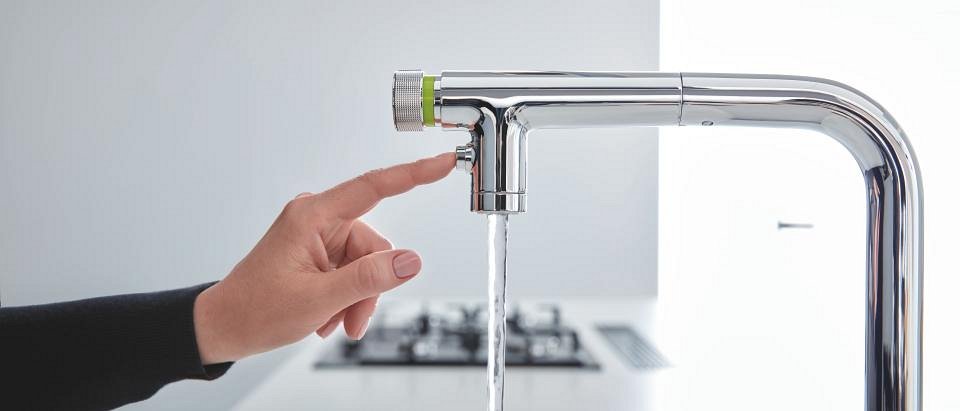 Finger switching on a GROHE SmartControl tap
