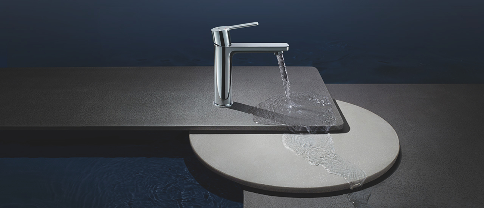 GROHE Lineare badkamerkraan S in chroom met stromend water