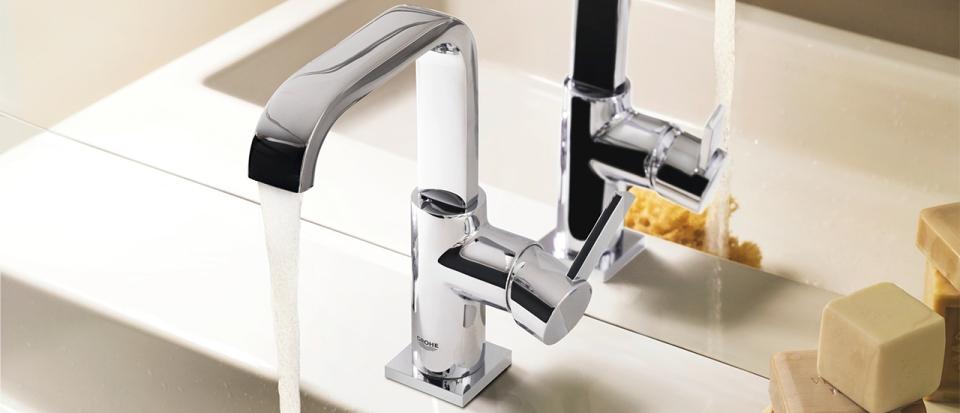 GROHE Allure wastafelkraan M in chroom met stromend water