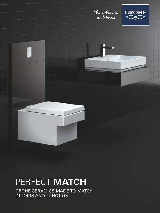 Керамика для ванной комнаты GROHE на фоне современной стены, облицованной черной плиткой, с подвесным унитазом и раковиной.