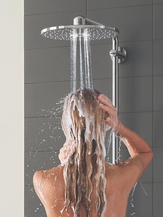 Shampoo uitspoelen was nog nooit zo gemakkelijk door de straal van regendouche op een krachtigere stand te zetten