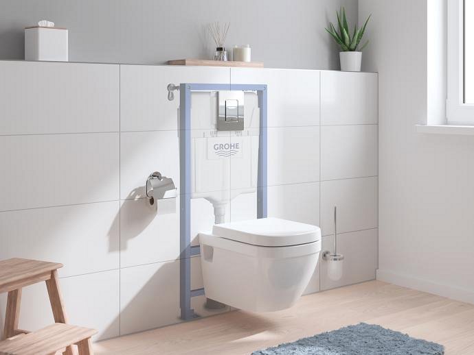 Ақ ванна бөлмесінде GROHE қабырғалық дәретхана жақтауын орнату