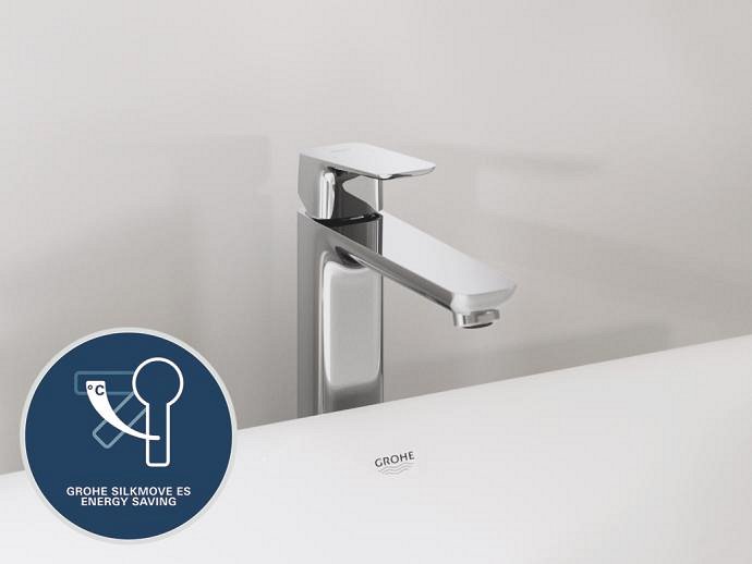 Prim-plan al unui robinet cromat GROHE cu logo-ul de economisire a energiei Grohe SilkMove ES afișat în colț