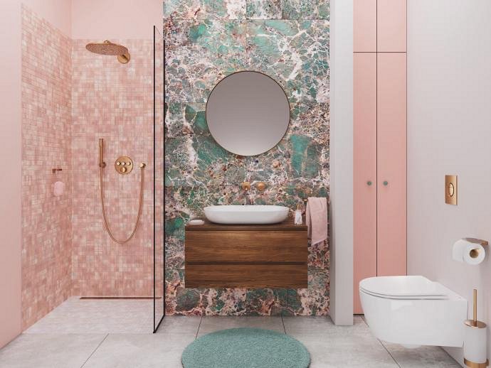 Stilfuldt indrettet badeværelse med GROHE-armaturer i guld og bronze, beige vægge og blødt naturligt dagslys.