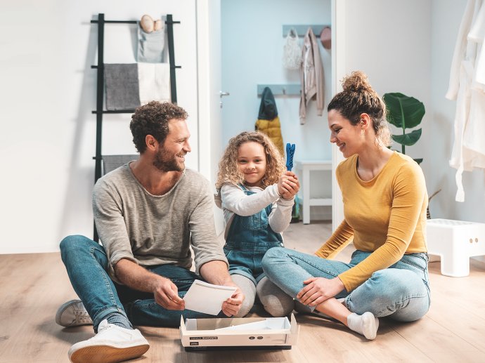 Een moeder en haar dochter pakken een GROHE doe-het-zelf product uit de doos