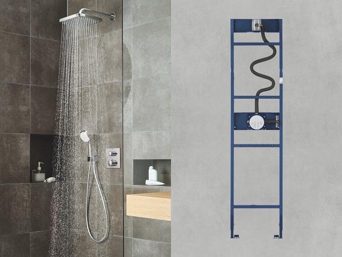 A sinistra, un corpo incasso con telaio doccia integrato GROHE Rapido Shower Frame Mono in uso con l'acqua che scorre. A destra si nota la struttura a vista del sistema di installazione.