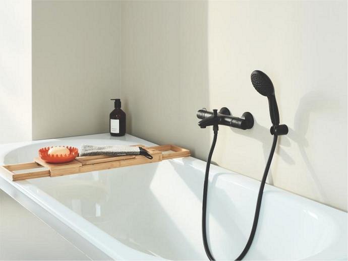 Et bad med matsort termostatarmatur og rund håndbruser