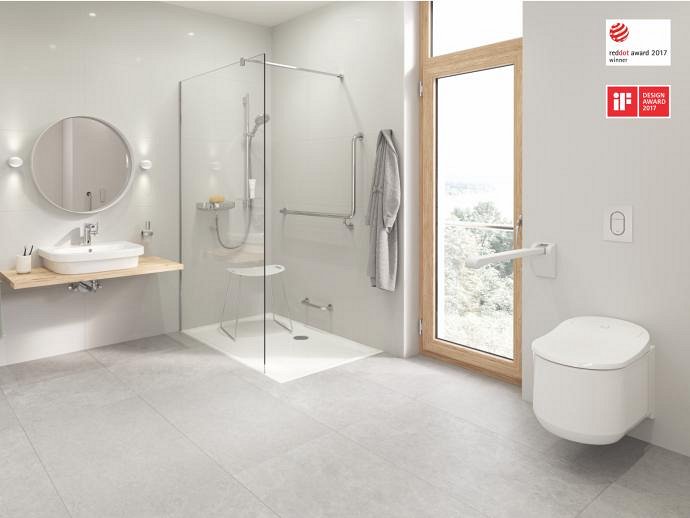 Bekroonde GROHE Sensia Arena douche-wc in een grijze badkamer met chromen wastafelkraan, douchesysteem en accessoires.