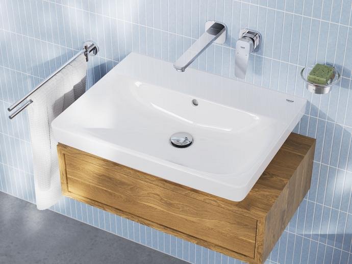 Стильная ванная комната с раковиной GROHE, дополненная сочетающимся смесителем и аксессуарами, подчеркивающая гибкость дизайна для создания индивидуального стиля.