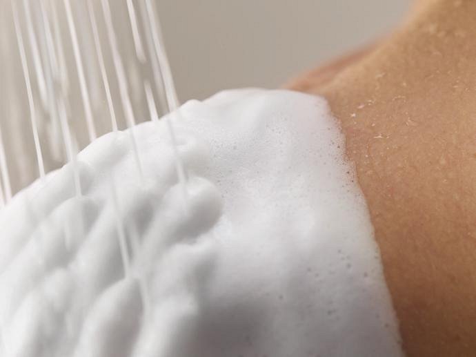 La tecnología GROHE Purefoam genera una espuma rica y sedosa mezclando agua caliente y aire.