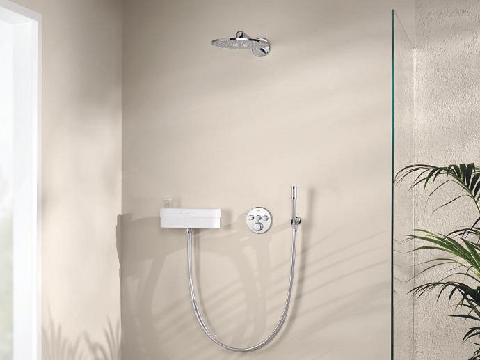 Sistema de ducha GROHE SmartControl Purefoam de cromo empotrado con un diseño minimalista, que incluye el dispositivo GROHE Purefoam, el kit de jabón corporal Kinuami, una ducha mural de 310 mm con dos rociadores y una elegante teleducha.