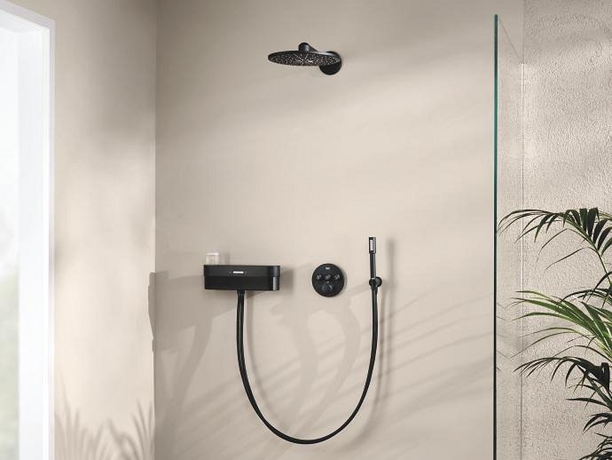 Sistema de ducha GROHE SmartControl Purefoam negro empotrado, que ofrece un elegante acabado negro mate, dispositivo de ducha GROHE Purefoam, kit de jabón corporal Kinuami.
