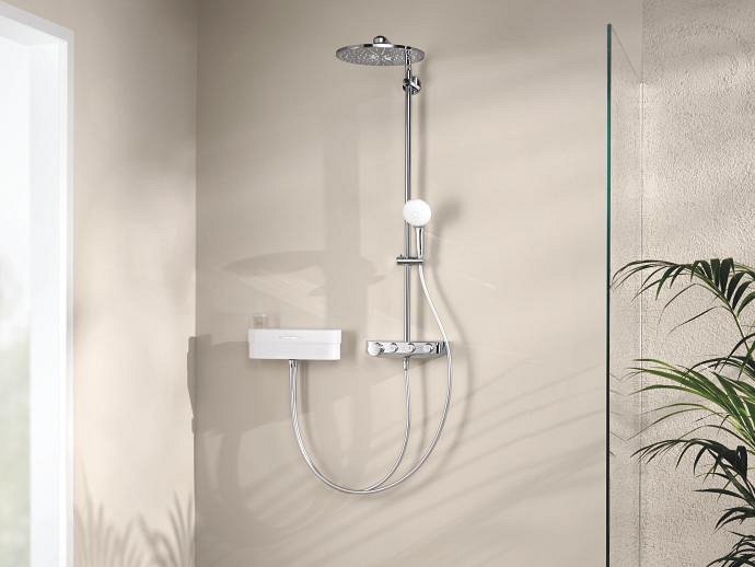 Sistema de ducha de cromo visto GROHE Euphoria Purefoam con el dispositivo GROHE Purefoam, el kit de jabón corporal Kinuami, un termostato SmartControl, una ducha mural de 310 mm y una teleducha para una experiencia de limpieza mejorada.