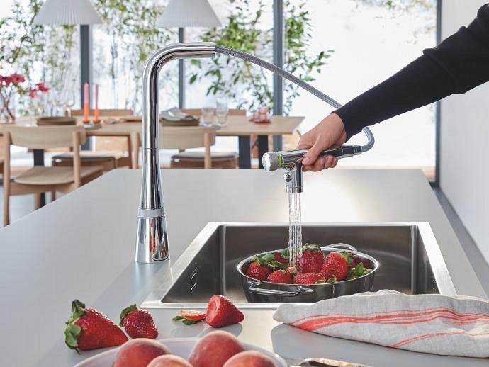 person cleaning strawberries with GROHE smartcontrol mixer tap