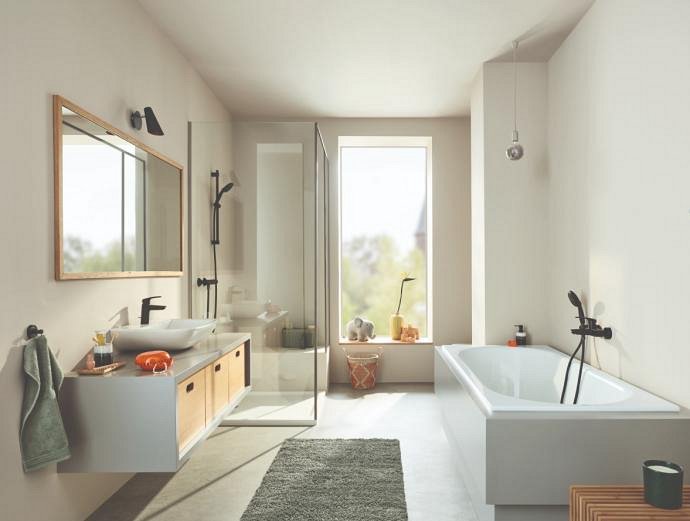 Lavabo, duş ve küvet alanıyla Grohe Matte Black donanımlı banyo