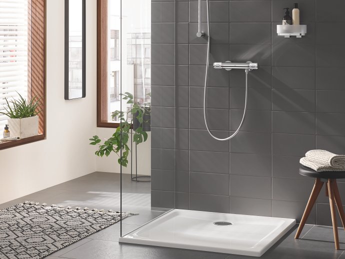 moderne badkamer met luxe douchebak