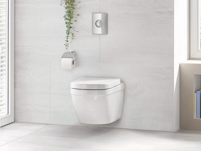 A GROHE Solido wall-hung toilet in a white bathroom
