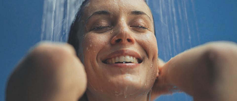 Vrouw die geniet van een GROHE douche