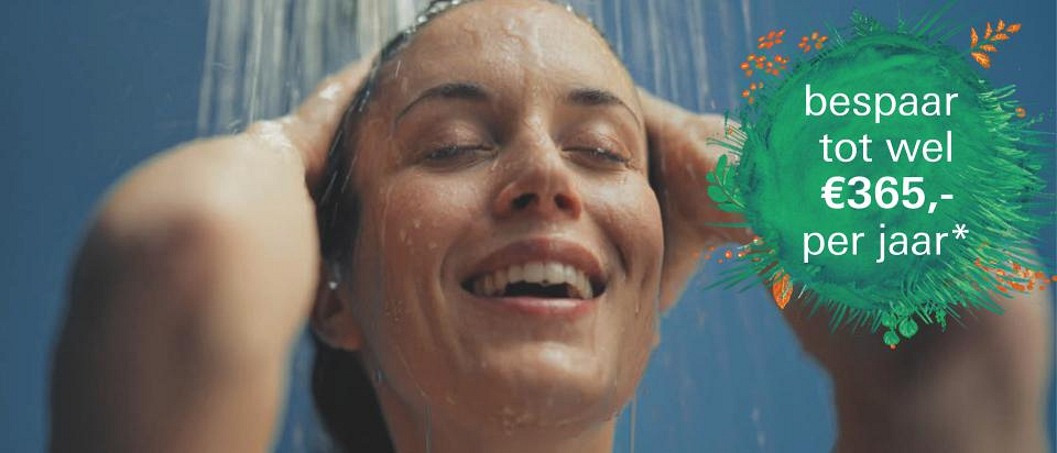 Een dame die geniet van haar GROHE douche