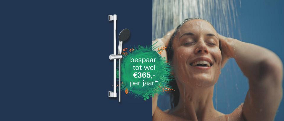 Een dame die geniet van een GROHE glijstangset douche