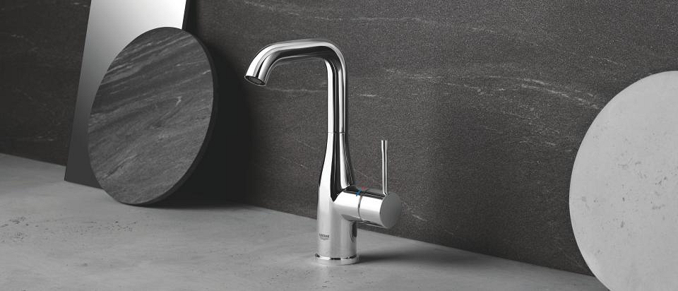 GROHE krom vandhane med koldt vand placeret på grå baggrund med en sten-bordplade.