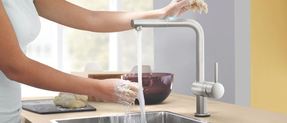 GROHE Minta Touch robinet de cuisine en gris brossé avec bec L pour un lavage facile des mains
