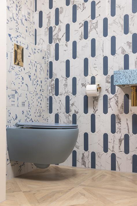 Blauwe toiletpot met GROHE toiletkraan in Cool Sunrise en gouden accessoires