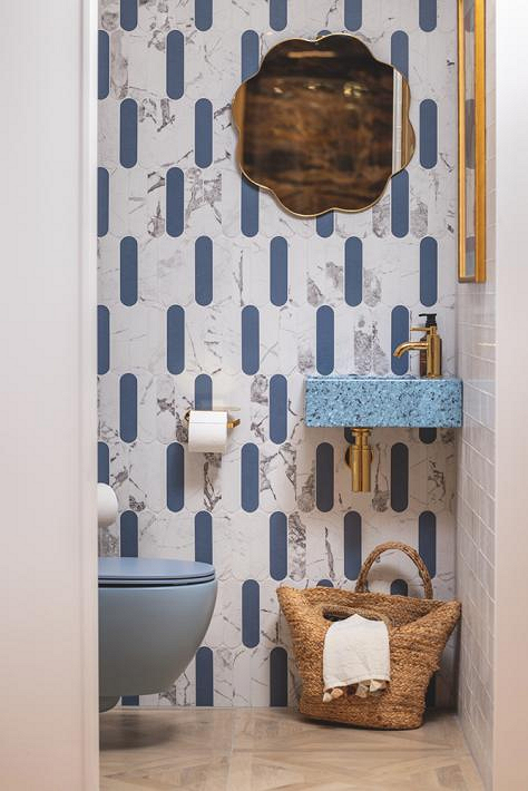 Wasbak met GROHE toiletkraan in Cool Sunrise en gouden accessoires