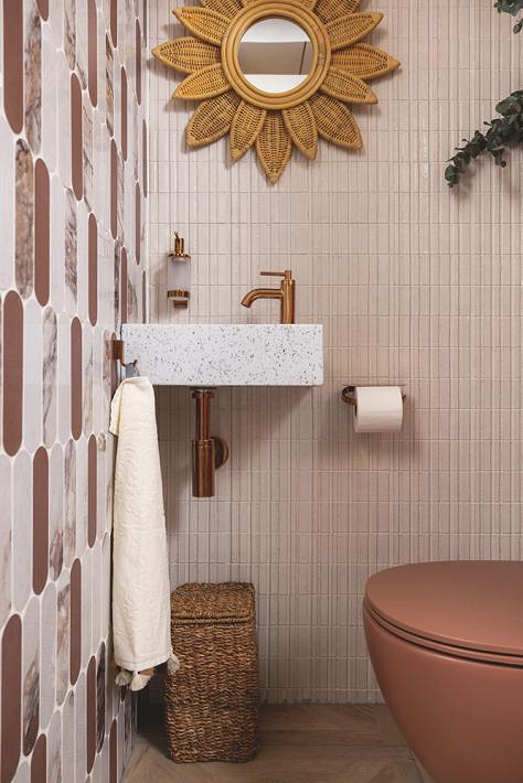 Wasbak met GROHE toiletkraan in Warm Sunset en bronzen accessoires
