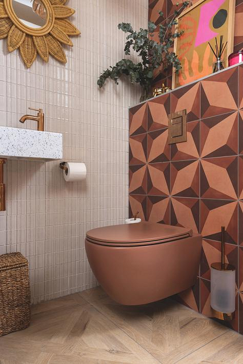 Terracotta toiletpot met GROHE toiletkraan in Warm Sunset en bronzen accessoires