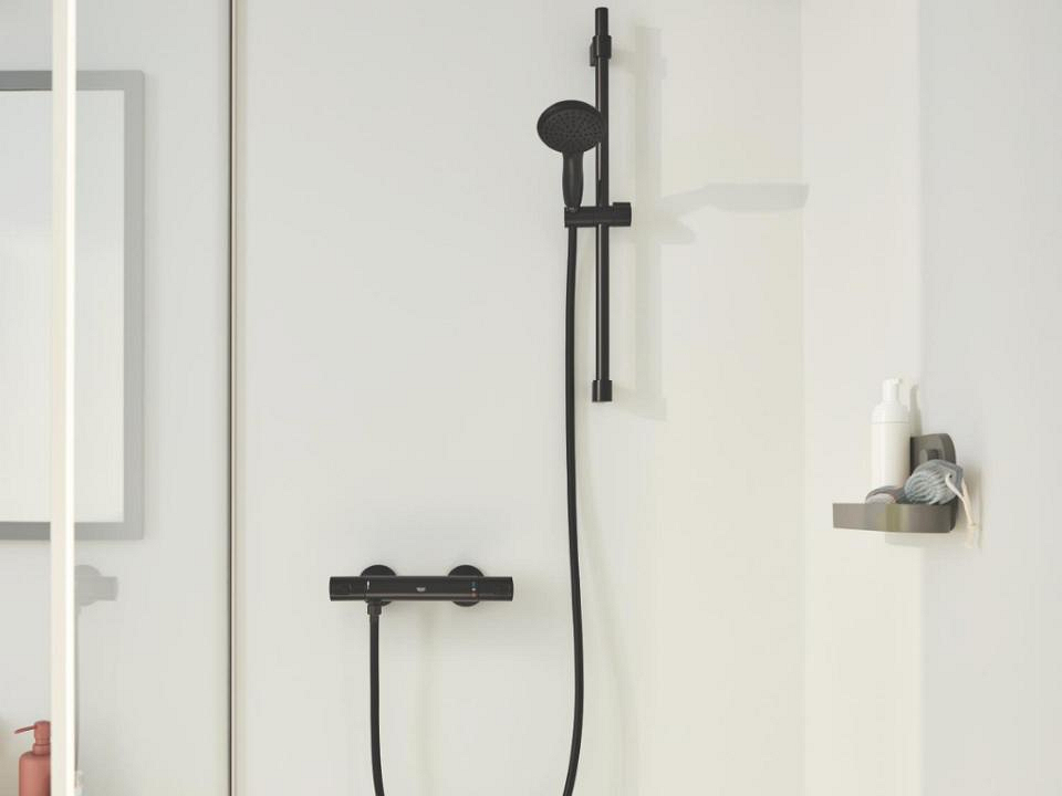Mat zwarte douche met thermostaatkraan