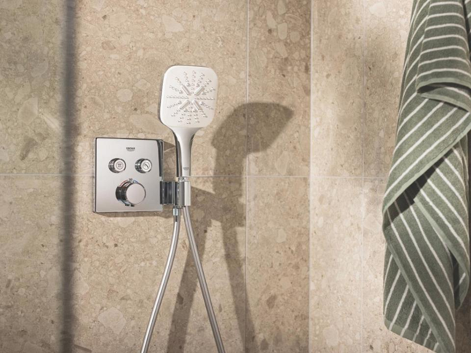 Chrome inbouw douche in badkamer