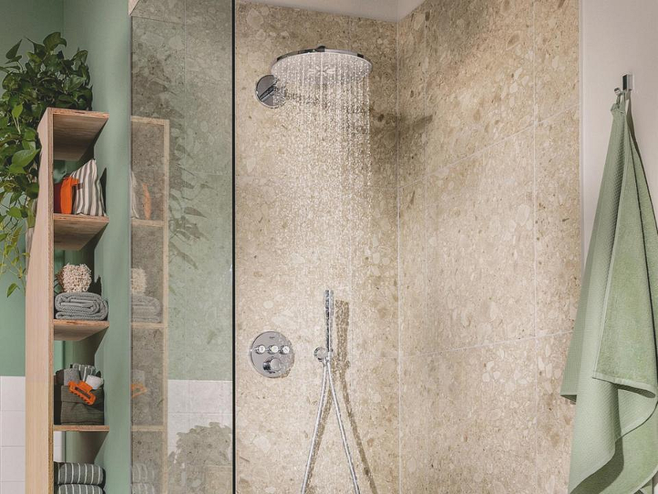 Chrome inbouw douche in badkmer met groene accenten