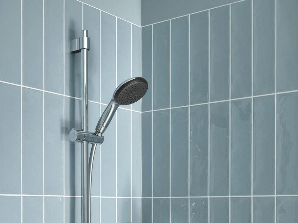 Glijstangset in badkamer met lichtblauwe tegels