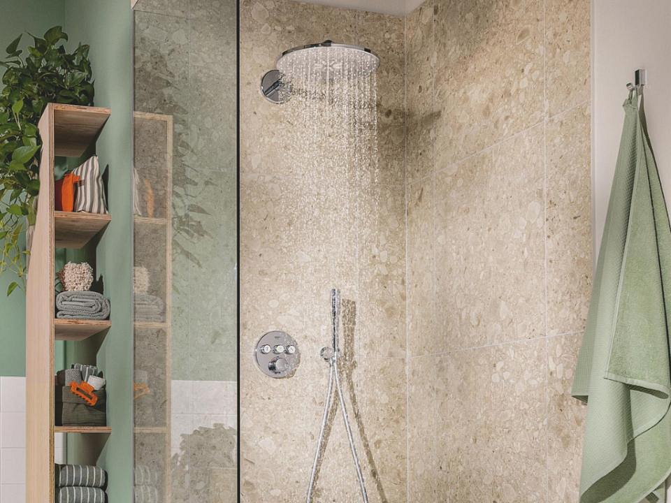 Inbouwdouche in moderne badkamer met groene accesoires