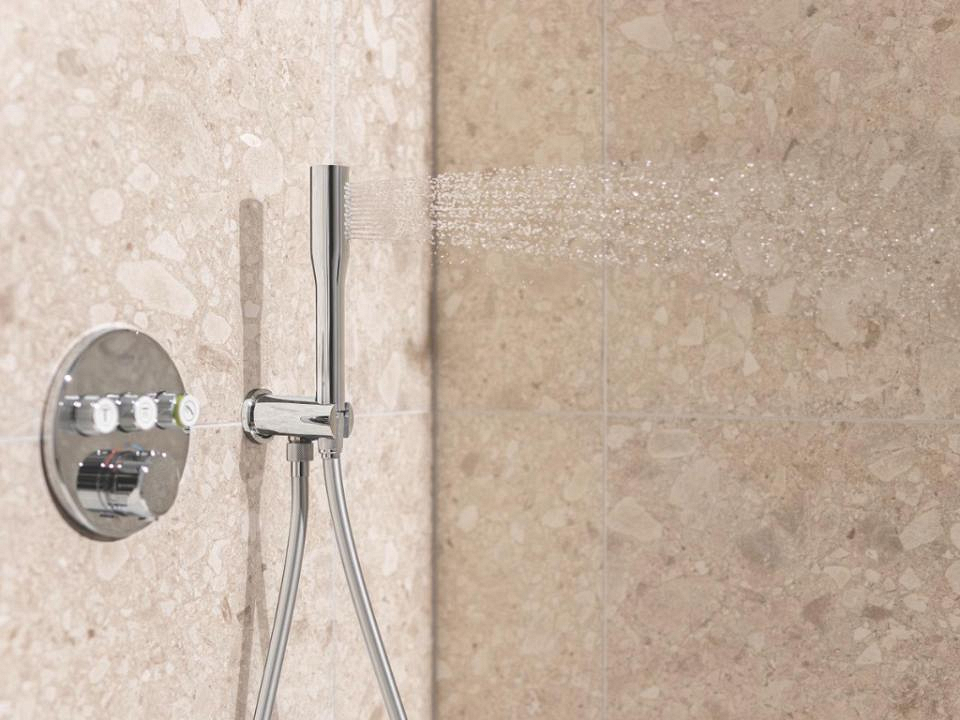 Inbouwdouche met rond bedieningspaneel en stick met straal