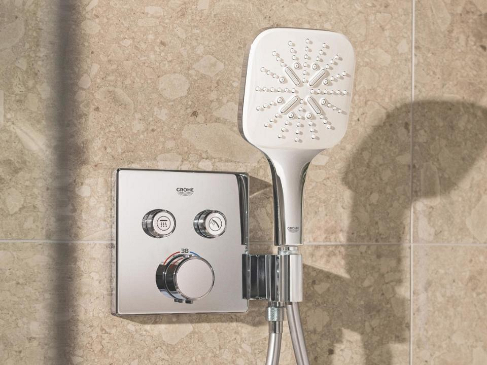 Inbouwdouche met bijbehorende vierkante douchekop